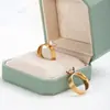 Anel Novo de Aço Titânio Transfronteiriço para Mulheres, Anel de Casal com Diamantes Incrustados em Aço Inoxidável, Design de Nicho, Anel de Proposta Personalizado Atacado
