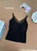 Camisola quente de fleece para outono e inverno com lindo design nas costas, decote V com acabamento em renda, bojos, alças finas, copas fixas e lindo design nas costas