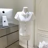 Camisa Branca de Tencel de Verão para Mulheres, com Cintura Ajustável, Gola Peter Pan, Mangas Bufantes e Aplicação de Renda, Direto da Fábrica, Levemente Elástica, com Etiquetas