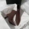 Botas de Cano Curto Femininas Marrons de Salto Alto 2026 Outono/Inverno Novas Versáteis Salto Agulha Francês Botas Elásticas Camurça Bico Fino Botas Emagrecedoras