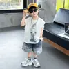 Roupas de Verão Infantis Conjunto de Colete Hip-Hop Moderno e Descolado para Meninos Novo Estilo de Verão 2026 Conjunto de Duas Peças para Bebês Moderno
