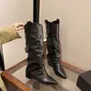 Nuevas Botas de Caballero Apiladas Color Caqui de Punta Puntiaguda que Aumentan la Altura para Mujer 2026 Botas de Caña Versátiles Botas de Moda Botas Largas Adelgazantes