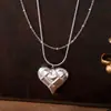 Cadena de eslabones con clip de cruz simple europea y americana, colgante de corazón, cadena para la clavícula, estilo de lujo accesible para mujer, collar de acero de titanio de alta gama con baño galvánico
