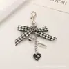 Nuevo Colgante Llavero de Lazo con Cascabeles Creativo Corazón de Rosa Etiqueta Metálica Accesorios Decoración de Funda de Auriculares