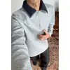 Moletom simples com gola polo e zíper parcial para homens, design com blocos de cor outonal, combinado com uma camiseta de manga longa como camada base