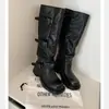 Botas estilo francês retrô de salto grosso e perna larga, novo modelo outono/inverno 2026, botas western de cano médio com fivela de cinto plissada empilhadas, botas de montaria
