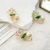 Broche de aleación con delicada hoja de loto verde y ramillete de temperamento de perla para mujer, broche con alfiler de aceite con gota de placa, venta al por mayor