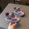 Sapatos para bebês em combinação de cores retrô, tênis de malha leves e respiráveis para crianças pequenas, sapatos casuais versáteis de sola macia para bebês