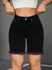 Transfronteiriça, shorts pretos de 5 pontas, estilo barra desfiada, com múltiplos detalhes de botões