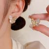 S925 Aguja de Tremella Chapado en Oro Mariposa Madreperla Perla de Fritillary Dos Pendientes Moda Alta Gama Lujo Ligero Pendientes Versátiles