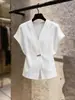Top Feminino Branco de Manga Curta com Decote V de Luxo Leve Estilo Coreano, Novo Verão 2026 Top Slimming Texturizado que Marca a Cintura