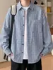Otoño 2026 Nueva Camisa de Manga Larga Retro Americana Holgada de Moda Estilo Japonés Básica de Cuadros Versátil para Hombre