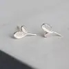 Brincos pequenos de prata 925 esterlina estilo coreano, fofos e únicos para mulheres, simples e criativos, com um design estiloso e versátil, perfeitos para estudantes