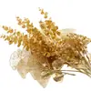 Folhas artificiais de eucalipto, folhas artificiais de ginkgo e leques de três folhas para decorações de casamento, em tons dourados.