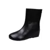 Botas femininas estilosas de tornozelo com bico redondo, sola grossa e estilo minimalista, perfeitas para combinar com saias na estação outono.