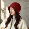 Borde enrollado cálido a prueba de viento protección para los oídos sombrero holgado estilo nuevo color liso pequeña decoración de logo temperamento versátil casual sombrero de punto