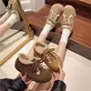 Botas casuais de algodão, com sola grossa, que aumentam a altura, forradas com fleece, quentes, para mulheres, novo estilo de inverno 2026, com cadarço, tênis de treino alemães da moda e estilosos