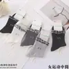 Nuevos calcetines de otoño e invierno hasta la pantorrilla para mujer, calcetines deportivos de algodón estilo universitario, calcetines de dibujos animados a la moda, venta al por mayor del fabricante de calcetines de Liaoyuan