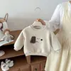 Conjunto de moletom para bebê outono e inverno com aplique de cachorrinho de desenho animado, blusa de gola redonda para bebês, conjunto de duas peças com calça comprida xadrez cor de café