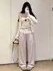 Pantalones rosas de pierna ancha a rayas para mujer, de tiro alto, con detalles de encaje, perfectos para un look de otoño dulce y elegante. Estos pantalones favorecen las figuras petite y son lo suficientemente versátiles para el uso diario