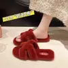 Chinelos peludos versáteis e estilosos estilo coreano para mulheres, adequados para uso externo, novo modelo de outono de 2026, chinelos peludos casuais confortáveis de sola plana, para calçar e tirar facilmente