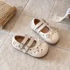 Sapatos de couro para meninas, coleção primavera/outono 2026, sapatos sem cadarço para bebês com laço, sapatos de princesa da moda, sapatilhas de sola macia para meninas pequenas