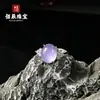 Anillo nuevo de ágata violeta translúcido color jade con un nuevo engaste estilo chino y un pequeño cabujón de ágata en forma de paloma