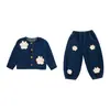 Traje de mezclilla floral para niñas estilo coreano, nuevo conjunto de dos piezas de moda primavera y otoño 2026 para niñas pequeñas