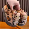 Pantuflas de algodón para niños con estampado de leopardo, zapatos de algodón para niñas, pantuflas de algodón cálidas de felpa gruesa estilo padre-hijo de dibujos animados, en stock para dropshipping