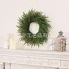 Corona de Pino Artificial Norfolk con Flores Verdes Artificiales, Hecha a Medida para Puerta Principal, Pared, Ventana, Decoración Navideña para Interiores y Exteriores