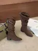 Botas de montaria femininas em camurça, coleção outono/inverno 2026, novo design de bico quadrado, com fivela de cinto, dobráveis, salto grosso, botas de cano alto, disponíveis nas cores café e cáqui