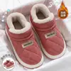 Zapatos de algodón afelpado para mediana edad y ancianos mujeres invierno hogar interior doméstico suela gruesa antideslizante cálidos cobertura total pantuflas de algodón hombres venta al por mayor