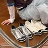 Versão Couro de Vaca Prata Estilo Chanel Sapatos de Treino Alemães Sapatos Femininos 2026 Primavera Novos Tênis Esportivos Casuais Brancos
