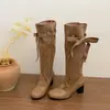 Nuevas botas largas de cordones estilo coreano de tacón grueso, elegantes y con un lazo único de Melada para 2026, con un diseño que realza la altura