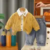 Novo Conjunto de Roupas de Primavera para Meninos: Conjunto Trendy de Três Peças: Camisa de Veludo Cotelê com Zíper e Estampa de Carro de Desenho Animado, Jaqueta de Manga Longa e Jeans