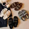 Zapatillas de casa en stock modelo nuevo 2026, suaves y acogedoras, sin cordones, de doble tira, para exteriores, suela gruesa, peludas, tipo Birkenstock para mujer