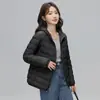 Nova jaqueta de plumas leve 2026 para mulheres, estilo curto, com capuz, corte justo, quente, plumas de pato branco, elegante casaco de inverno