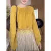 Camisa plisada de manga larga, cuello redondo, con encaje delicado, estilo francés - un top nuevo y de estilo único para principios de otoño, que irradia elegancia y belleza