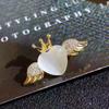 Mini Cinturón Medieval Camelia Amashi Doble C con Cabeza de Ciervo de Diamante Gato Broche Moda Pin de Exportación Decoración