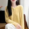Suéter de tricô jacquard com decote em V estilo francês e detalhes vazados para mulheres, fecho de um botão, mangas compridas, caimento solto, efeito emagrecedor, estilo suave e elegante, perfeito para usar em camadas como base de tricô