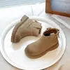 Botas Curtas Estilo Martin para Meninas Outono Inverno 2026 Novas Botas Infantis Antiderrapantes Estilosas Outono Meninas Maiores Botas de Couro com Pelúcia