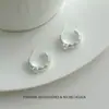 Pendientes de estilo indiferente con textura de circón incrustado en forma de C Pendientes franceses de lujo ligero, sensación simple de alta gama, diseño de nicho, pendientes versátiles para el trabajo