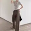Camiseta de Verão 2026 com Gola Redonda, Manga Curta e Ombros Retos para Mulheres, Cintura Marcada com Franzidos, Emagrecimento, Única e Chique, Estilo Garota Spicy, Top Branco