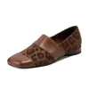 Sapatos femininos confortáveis de salto baixo com decote profundo e retalhos de estampa de leopardo, novos sapatos de couro slip-on outono 2026, sapatos retrô preguiçosos