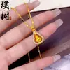 Artículo popular de TikTok: Collar con colgante de pepita de oro pequeño bañado en oro para mujer, lujo ligero con un toque de alta gama, cadena para la clavícula de trébol de cuatro hojas y barra de oro