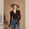 Suéter de tricô marrom de manga longa slim fit para mulheres, novo modelo para o início do outono de 2026, com gola POLO, estilo acadêmico intelectual e toque texturizado