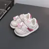 Zapatillas Deportivas para Niños 2026 Primavera Nuevo Estilo Zapatillas Ligeras para Correr para Niñas Transpirables Suela Suave Tenis de Dibujos Animados 5499