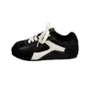 Zapatos de entrenamiento rojos para mujer de estilo nuevo otoño retro casual deportivos de suela plana, zapatos Forrest Gump, de origen francés, con aumento interno de altura, alemanes