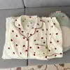 Fábrica al por mayor Pijama de algodón nube de manga corta de verano para mujer, Pantalones cortos cómodos y modernos que se pueden usar afuera, Conjunto de ropa para el hogar