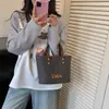 2026 Verano Nuevo Estilo Niña Patrón Bordado Versátil Simple Moda para Ir al Trabajo Estudiante Bolso de Mano Tote de Lona